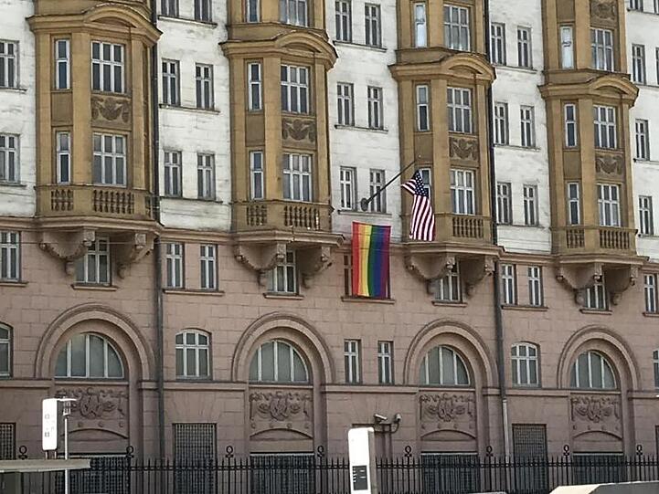 An der us-amerikanischen Botschaft in Moskau ist eine Regenbogenfahne gehisst worden.