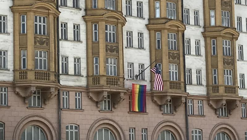 An der us-amerikanischen Botschaft in Moskau ist eine Regenbogenfahne gehisst worden. An der us-amerikanischen Botschaft in Moskau ist eine Regenbogenfahne gehisst worden.