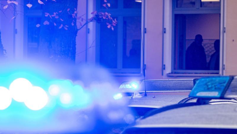 Polizeifahrzeuge stehen mit Blaulicht. Foto: Armin Weigel/dpa/Archivbild/Symbolbild Polizeifahrzeuge stehen mit Blaulicht. Foto: Armin Weigel/dpa/Archivbild/Symbolbild