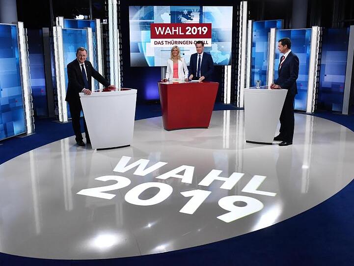 Ministerpräsident Bodo Ramelow (l, Linke), liegt in der Wählergunst vor Herausforderer Mike Mohring (CDU).
