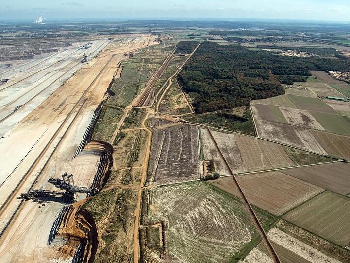 RWE will den Hambacher Forst zur Erweiterung des benachbarten Braunkohle-Tagebaus weitgehend roden.