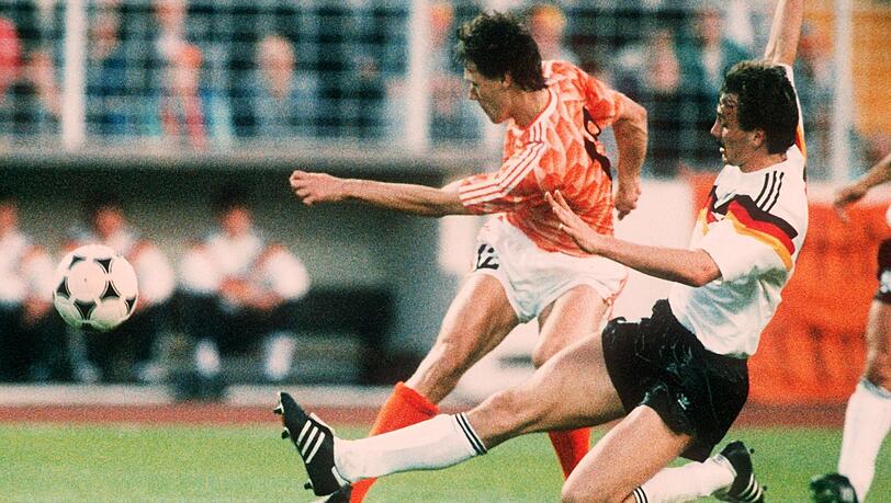 Eine Fußspitze zu spät: Deutschlands Jürgen Kohler kann das 2:1 von Marco van Basten in der 89. Minute des EM-Halbfinales nicht verhindern.