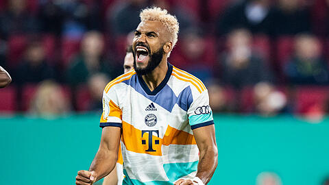 Bayern-Angreifer Eric Maxim Choupo-Moting feiert seinen Treffer zum 3:1 im Pokalspiel beim FC Augsburg.
