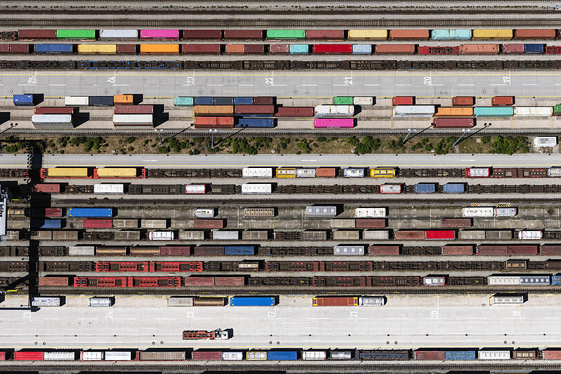 Tja, und das jetzt? Ein Setzkasten voll mit Holzbausteinen? Irgendwas zum Spielen? Fast. Wenn das alles echte Miniaturen wären. Sind es aber nicht. Es sind echte Eisenbahnwaggons auf echten Schienen, und zwar amUmschlagbahnhof in Riem - zwischen Kleingärten und den Feldern am Bader- und Feldkirchner Weg.