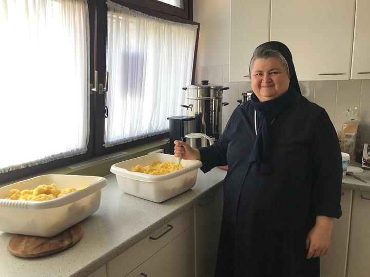 Schwester Josafata stampft in der Gemeindeküche jede Woche 20 Kilo Kartoffeln, um fürs Sonntagsessen 1000 Teigtaschen zu kochen.