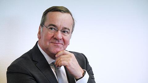 Bundesverteidigungsminister Boris Pistorius (SPD) wohnt während eines Besuchs des Karrierecenters der Bundeswehr Stuttgart einem Bewerbungsgespräch bei.