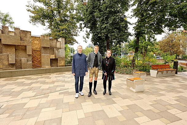 v. l. Mobilitätsreferent Georg Dunkel, Bürgermeister Dominik Krause und Baureferentin Jeanne-Marie Ehbauer vor dem Brunnen auf dem Platz vor dem Oskar-von-Miller-Forum.