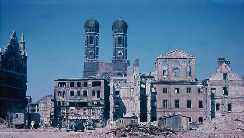 Dieses Farbdia stammt von Dorothea Brockmann: die Trümmerlandschaft und die Frauenkirche, München 1947.