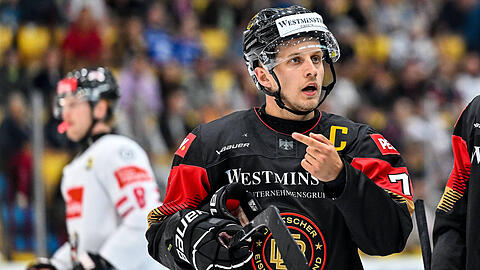 Geht es da zur&uuml;ck zum Eishockeyclub? Der Ex-M&uuml;nchner Dominik Kahun im Trikot der deutschen Nationalmannschaft beim L&auml;ndespiel gegen &Ouml;sterreich in Garmisch-Partenkirchen.