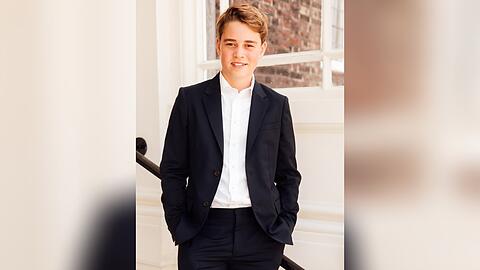 Prinz George posiert gekonnt auf dem offiziellen Porträt zu seinem 13. Geburtstag. Prinz George posiert gekonnt auf dem offiziellen Porträt zu seinem 13. Geburtstag.