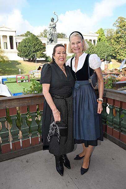Mona Buckenmaier (l.) und Sibylle Schön (Aigner) posieren auf dem Balkon der Käfer-Wiesn-Schänke. Mona Buckenmaier (l.) und Sibylle Schön (Aigner) posieren auf dem Balkon der Käfer-Wiesn-Schänke.