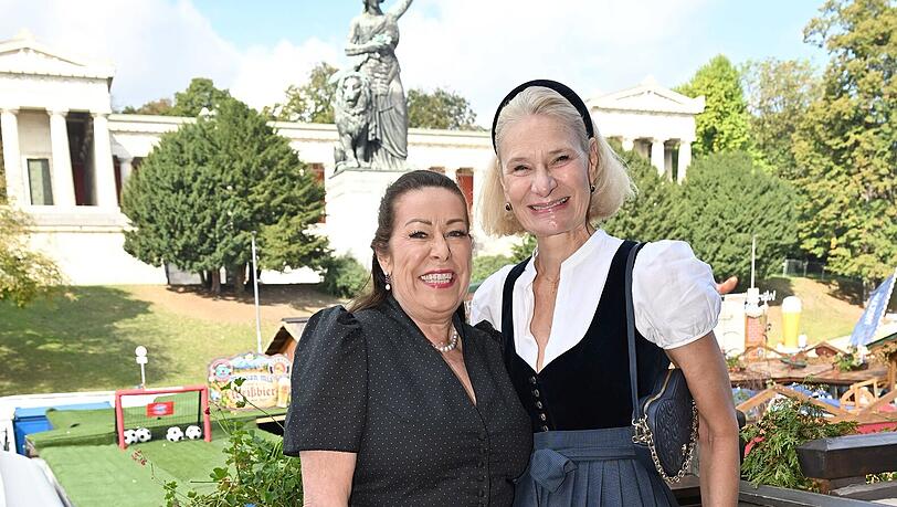 Mona Buckenmaier (l.) und Sibylle Sch&ouml;n (Aigner) posieren auf dem Balkon der K&auml;fer-Wiesn-Sch&auml;nke.