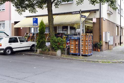 An dieser Kreuzung in der Südstadt wurde die Seniorin von ihrem eigenen Wagen überrollt. Der Baum hielt den Pkw auf.