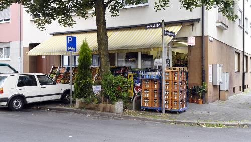 An dieser Kreuzung in der Südstadt wurde die Seniorin von ihrem eigenen Wagen überrollt. Der Baum hielt den Pkw auf. An dieser Kreuzung in der Südstadt wurde die Seniorin von ihrem eigenen Wagen überrollt. Der Baum hielt den Pkw auf.