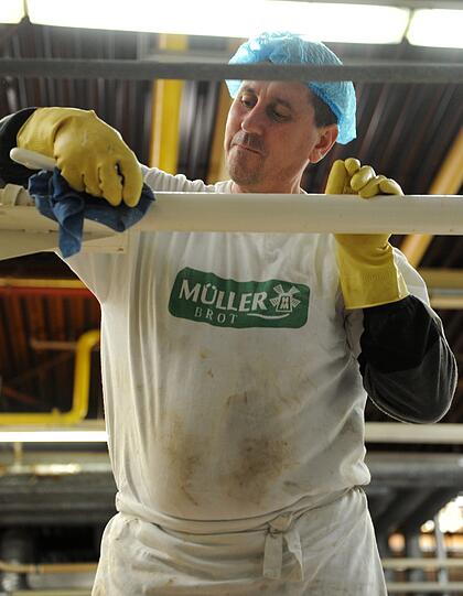 Mitarbeiter von Müller-Brot reinigen am Donnerstag (08.03.2012) im Produktionsgebäude der Müller-Brot GmbH in Neufahrn. Nach jahrelangen Hygieneproblemen hatten die Aufsichtsbehörden die Müller-Brot-Fabrik in Neufahrn bei München Ende Januar 2012 geschlossen. Wenige Wochen später meldete das Unternehmen Insolvenz an.