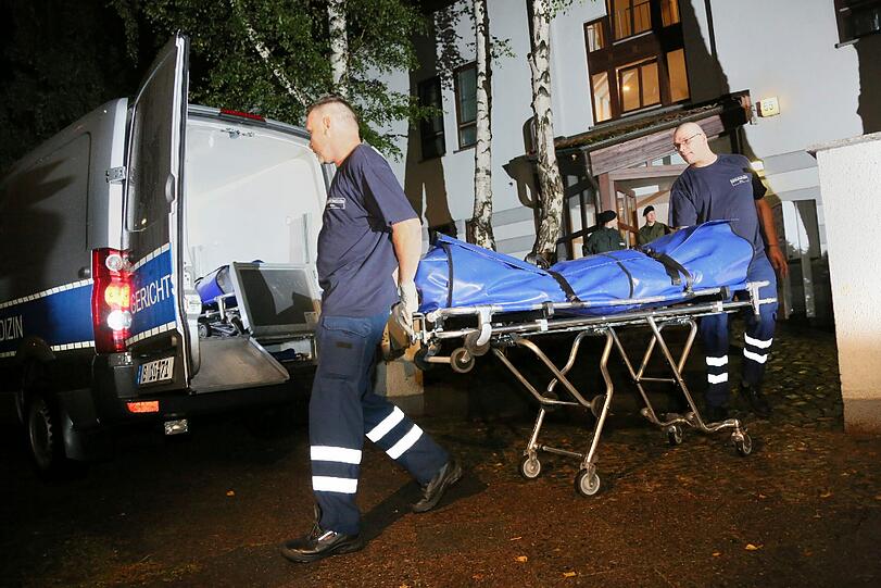 Familientragödie in Berlin: Ein Vater tötet seine Familie &ndash; Bringt Frau und zwei Kinder um und nimmt sich das Leben. Die Polizei vermutet hohe Schulden als Motiv. Die Bilder vom Tatort