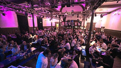 Volles Haus bei Nepo Fitz: Namhafte Künstler treten im Saal auf, Neulinge probieren sich in der Kuhbar.