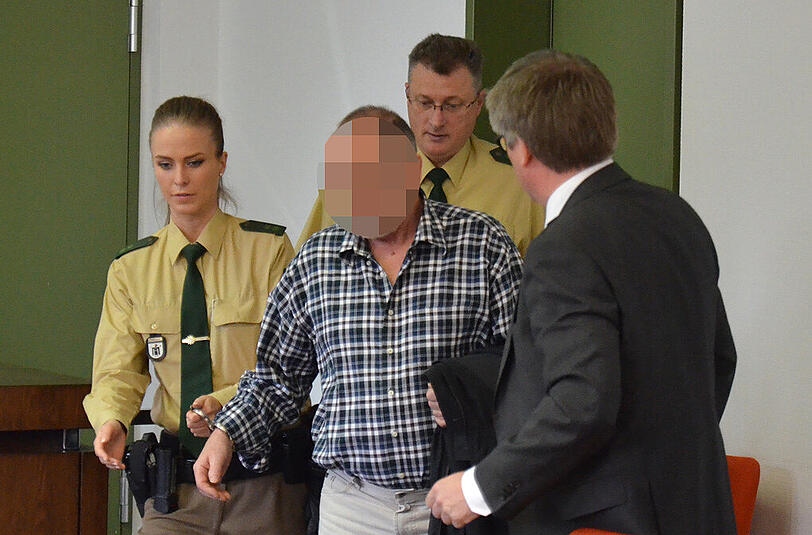 Der 67-jährige Angeklate wird in den Gerichtssaal in München geführt. Er soll seiner Lebensgefährtin ein Messer in den Rücken gerammt worden.