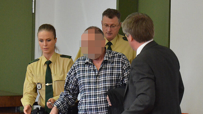 Der 67-jährige Angeklate wird in den Gerichtssaal in München geführt. Er soll seiner Lebensgefährtin ein Messer in den Rücken gerammt worden. Der 67-jährige Angeklate wird in den Gerichtssaal in München geführt. Er soll seiner Lebensgefährtin ein Messer in den Rücken gerammt worden.