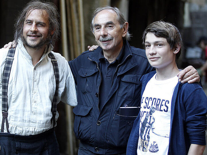Moritz Bleibtreu (l.), Regisseur Xavier Koller (M.) und Fynn Henkel (r.) bei den Dreharbeiten zu "Die schwarzen Brüder"