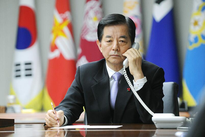 Südkoreas Verteidigungsminister Han Min-koo telefoniert mit seinem chinesischen Amtskollegen. Erstmals gibt es eine stehende Leitung für Sicherheits- und Verteidigungsfragen zwischen beiden Ländern.