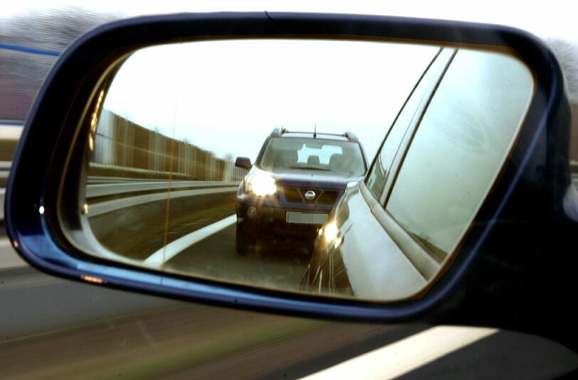 Drängler mit eingeschaltetem Fernlicht: Hat sich das Verkehrsklima verschlechtert? Foto: Marcus Führer/Archiv