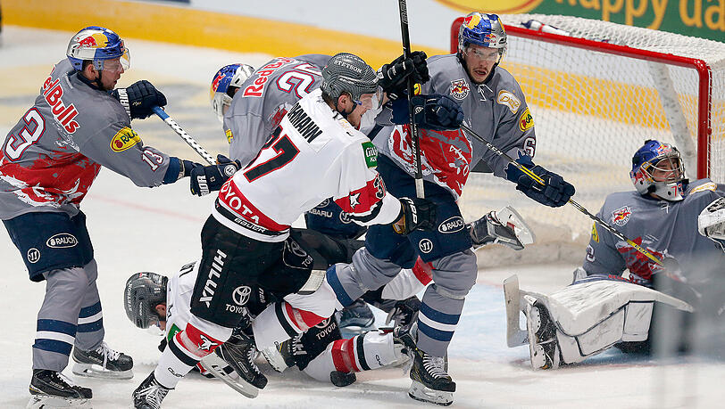 Spielerversammlung vor dem von Torwart David Leggio gehüteten EHC-Kasten. Spielerversammlung vor dem von Torwart David Leggio gehüteten EHC-Kasten.