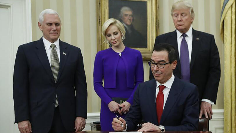Beim unterschreiben seiner Vereidigungsdokumente wird Steven Mnuchin von US-Präsident Trump, seiner Verlobten, Schauspielerin Louise Linton, und Vizepräsident Mike Pence beobachtet.