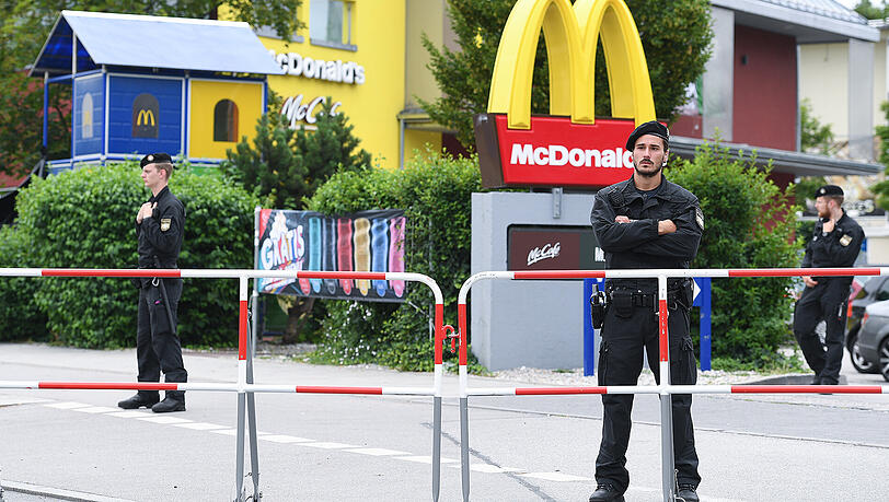 Polizeibeamte stehen einen Tag nach dem Amoklauf vor der McDonald's-Filiale am OEZ. Polizeibeamte stehen einen Tag nach dem Amoklauf vor der McDonald's-Filiale am OEZ.