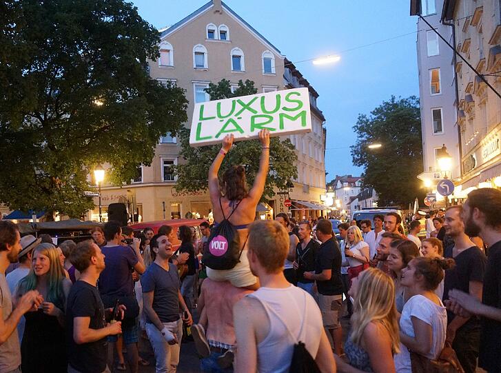 Mehr Lärm für München: Die Bilder von der Demo in Schwabing