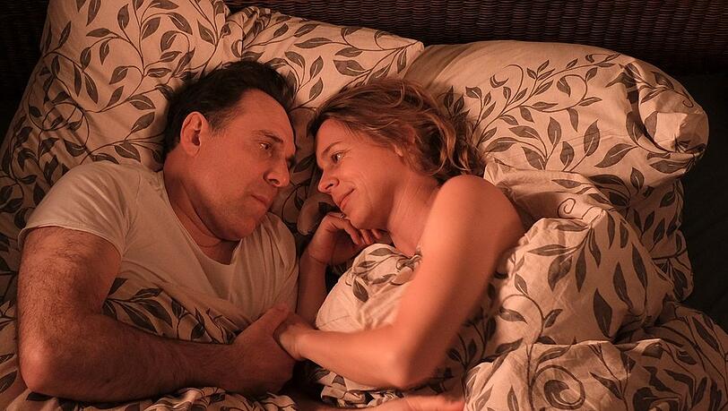 In "Annie und der verliehene Mann" und "Annie und das geteilte Glück" stellen sich Annie (Bernadette Heerwagen) und Ralf (Thomas Loibl) den Herausforderungen einer polyamoren Beziehung.