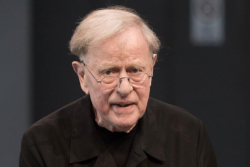 Claus Peymann wurde 1937 in Bremen geboren. Der Sohn eines Lehrers war Schauspieldirektor in Stuttgart, Intendant in Bochum, Direktor des Wiener Burgtheaters (1986 - 1999) und zuletzt bis 2017 Leiter des Berliner Ensembles.