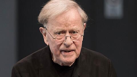 Claus Peymann wurde 1937 in Bremen geboren. Der Sohn eines Lehrers war Schauspieldirektor in Stuttgart, Intendant in Bochum, Direktor des Wiener Burgtheaters (1986 - 1999) und zuletzt bis 2017 Leiter des Berliner Ensembles.