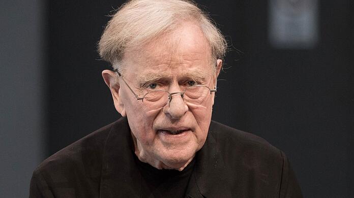 Claus Peymann wurde 1937 in Bremen geboren. Der Sohn eines Lehrers war Schauspieldirektor in Stuttgart, Intendant in Bochum, Direktor des Wiener Burgtheaters (1986 - 1999) und zuletzt bis 2017 Leiter des Berliner Ensembles.