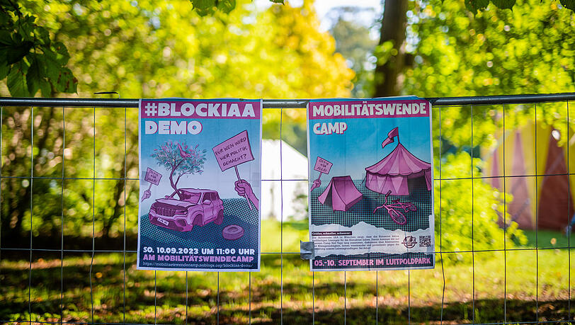 An einem Zaun am Mobilitätswendecamp 2023 befestigte Plakate. An einem Zaun am Mobilitätswendecamp 2023 befestigte Plakate.