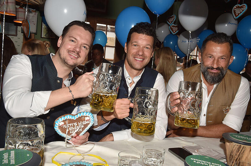 Florian Plettenberg, Michael Ballack und Hasan "Brazzo" Salihamidzic in Käfers Wiesn-Schänke.