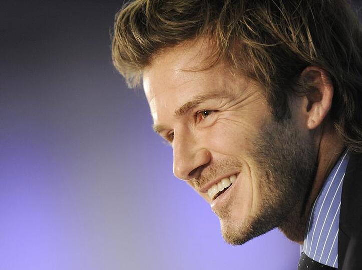 Er gilt als Beau in der Fußballwelt, doch David Beckham kann auch anpacken - er half einem Familienvater bei einer Autopanne.