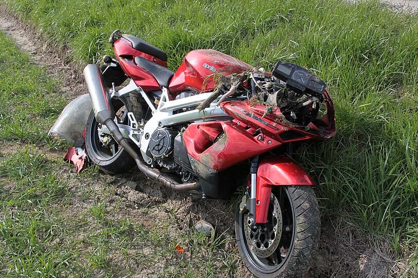 Zwischen Jettenbach und dem Garser Bahnhof im Landkreis Mühldorf ist am Samstag Nachmittag ein Motorradfahrer verletzt worden.