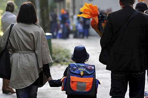 Diese Eltern bringen ihr Kind persönlich zur Schule: Die Polizeihat wieder zahlreiche Schulschwänzer aufgegriffen