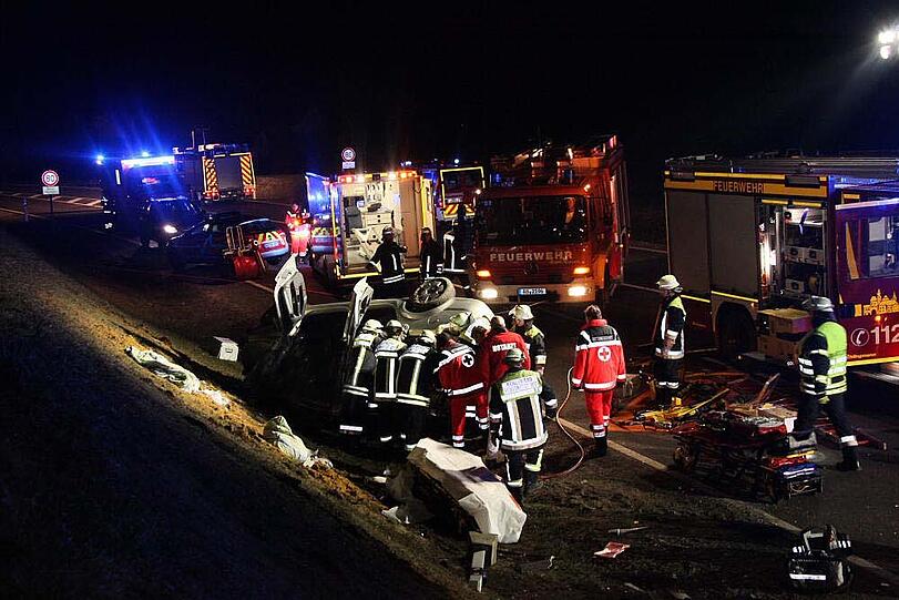 Bilder des schweren Verkehrsunfalls im Landkreis Mühlendorf am Inn mit einem Toten und zwei Schwerverletzten.