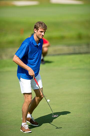 Neben dem Fußballerleben ist Thomas Müller ja schon fast ein Golfprofi.