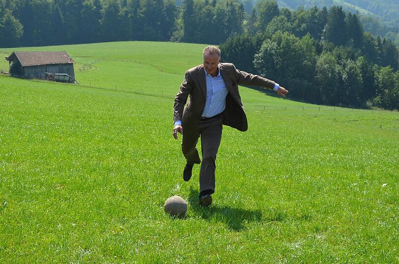 Trat sogar selbst ein paar historische Bälle: Karl-Heinz Rummenigge beim Landauer-Dreh in Samerberg &ndash; Die Bilder.