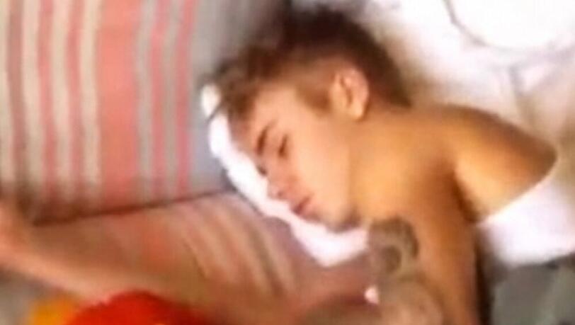 So schläft Justin Bieber in Tati Neves' Video So schläft Justin Bieber in Tati Neves' Video