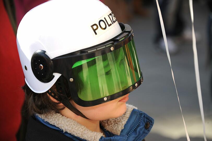 Auch dieser Faschings-Polizist treibst sich am Rosenmontag in der Fußgängerzone rum.