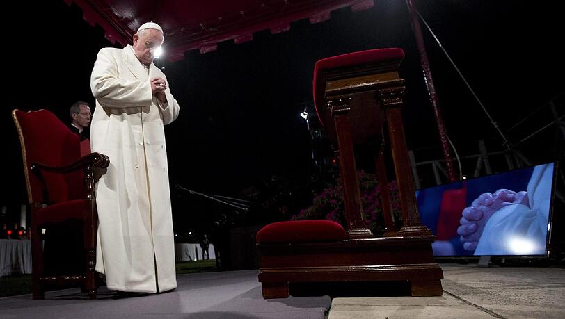 Gläubige beten gemeinsam mit dem Papst den Kreuzweg - die Bilder.