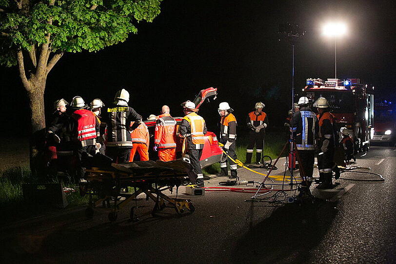 Zahlreiche Einsatzkräfte waren an der Unfallstelle im Einsatz.
