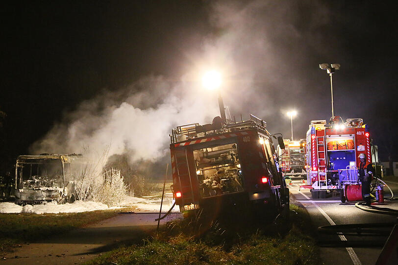 Schrecklicher Unfall auf der B15 bei Erding: Die Bilder vom Rettungseinsatz