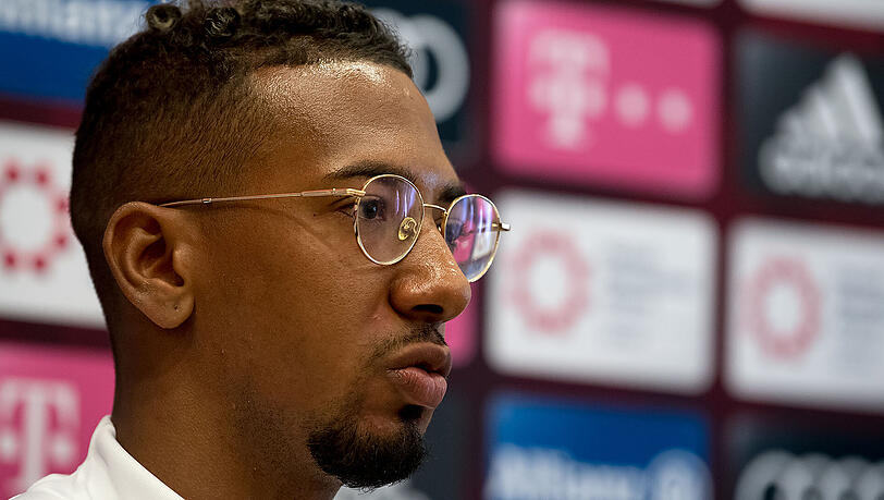 Jérôme Boateng am Freitag beim Pressetalk im Trainingslager.
