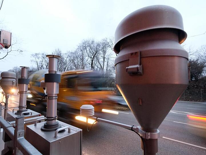Der seit 2010 verbindliche EU-Grenzwert für Stickstoffdioxid (NO2) von 40 Mikrogramm pro Kubikmeter Luft ist in die Kritik geraten.