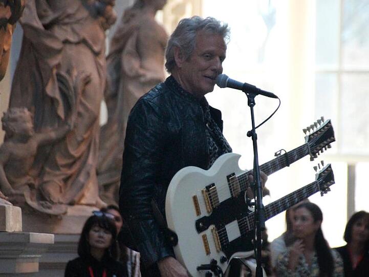 Eagles-Gitarrist Don Felder spielt zwischen antiken Statuen im New Yorker Metropolitan Museum. Foto: Christina Horsten/Archiv
